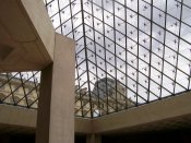 Paříž, pohled na Louvre zevnitř pyramidy